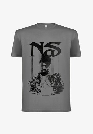 Šedé bavlněné tričko s černým grafickým potiskem muže v kožené bundě a textem "N.S" nahoře. Krátké rukávy, kulatý výstřih.