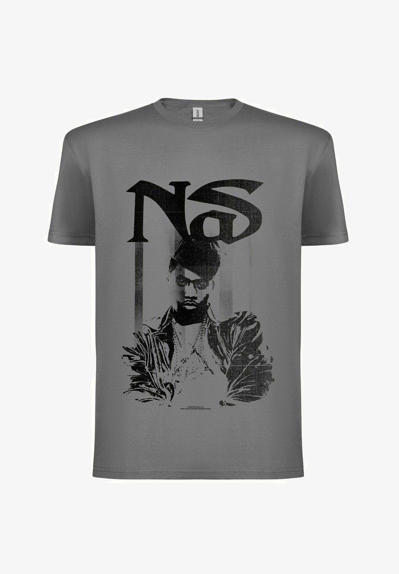 Harmaa puuvillapaita, jossa on musta graafinen printti miehestä nahkatakissa ja "N.S"-teksti ylhäällä. Lyhyet hihat, pyöreä kaula-aukko.