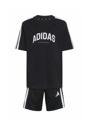 Conjunto de ropa deportiva negra de Adidas con rayas blancas en las mangas y los pantalones cortos, con el logo de Adidas en el pecho y el muslo izquierdo de los pantalones cortos.