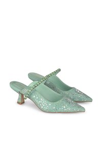 Chaussures slingback vert menthe à bout pointu avec une sangle décorative, ornées de découpages géométriques et de petits rhinestones, dotées d'un talon bloc.