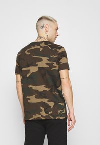 Alpha Industries SMALL LOGO - T-shirt estampada - mottley green