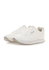Zapatillas deportivas blancas con parte superior de piel lisa, acentos de tela, caja de los dedos perforada y suela de goma gris claro. Diseño con cordones.