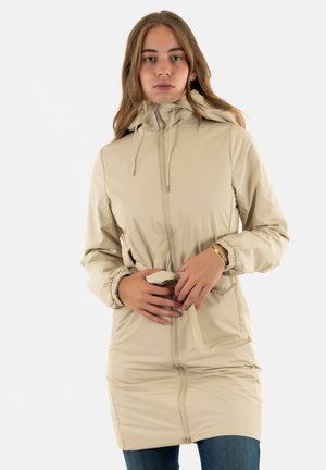 Giacca impermeabile beige con zip frontale, cappuccio regolabile, polsini elastici e vita con cintura. Tessuto liscio e design fino al ginocchio.