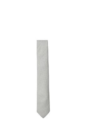 Corbata de hombre gris claro con un sutil patrón pequeño de cuadros, exhibida plana sobre un fondo blanco.