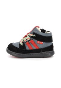 Zapatilla alta para niños en tela gris con acentos de ante negro, rayas rojas y cordones verdes con estampado. Suela de goma para agarre.