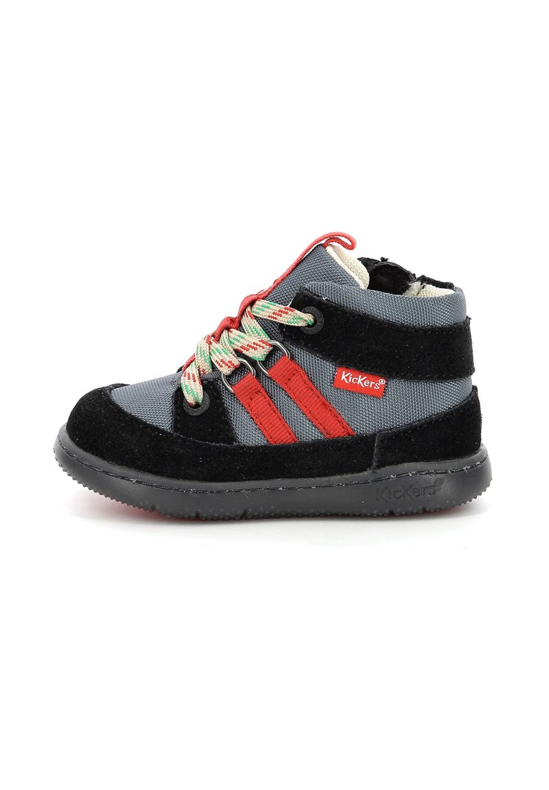 Zapatilla alta para niños en tela gris con acentos de ante negro, rayas rojas y cordones verdes con estampado. Suela de goma para agarre.