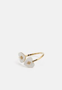 Goudkleurige verstelbare ring met twee witte, hartvormige accenten met reliëfpatronen en centrale sterdetails, versierd met kleine edelsteentjes.
