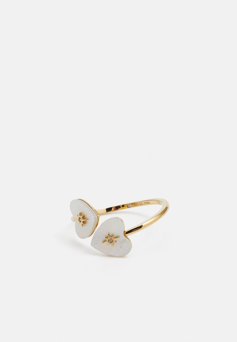 Goudkleurige verstelbare ring met twee witte, hartvormige accenten met reliëfpatronen en centrale sterdetails, versierd met kleine edelsteentjes.