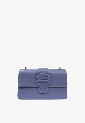 Rechthoekige lavendelkleurige leren handtas met een voorflap en een grote gestikte gesp, voorzien van goudkleurige kettingriem bevestigingen.