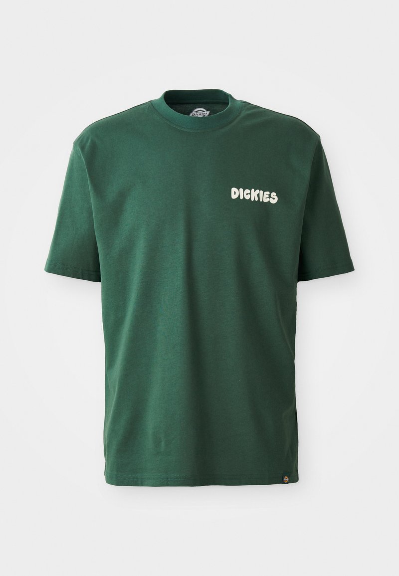 T-shirt de algodón verde con cuello redondo clásico, mangas cortas y un logo blanco "DICKIES" en el lado izquierdo del pecho. Textura suave, diseño casual.