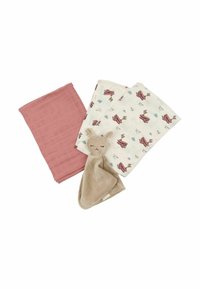 Deux couvertures pour bébé pliées – une rose poudré, une blanche avec des avions et des cerfs-volants roses – et un doudou lapin beige en peluche.