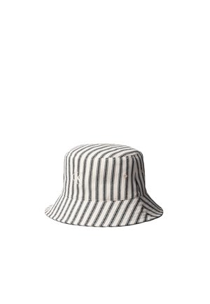 Cappello a secchiello bianco con righe nere verticali e piccolo logo ricamato davanti, con tesa larga leggermente svasata.