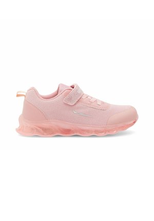 Zapatilla deportiva infantil de color rosa claro con parte superior de malla, tira de velcro y suela acolchada translúcida, mostrada de lado sobre fondo blanco.