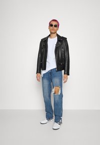 Only & Sons ONSOSRIS LIFE REDACT TEE - T-shirt estampada - bright white