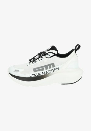 Witte sneaker met zwarte accenten en een chunky zool. Bevat een bovenwerk van mesh, elastische veters en 'STEVE MADDEN' branding aan de zijkant.