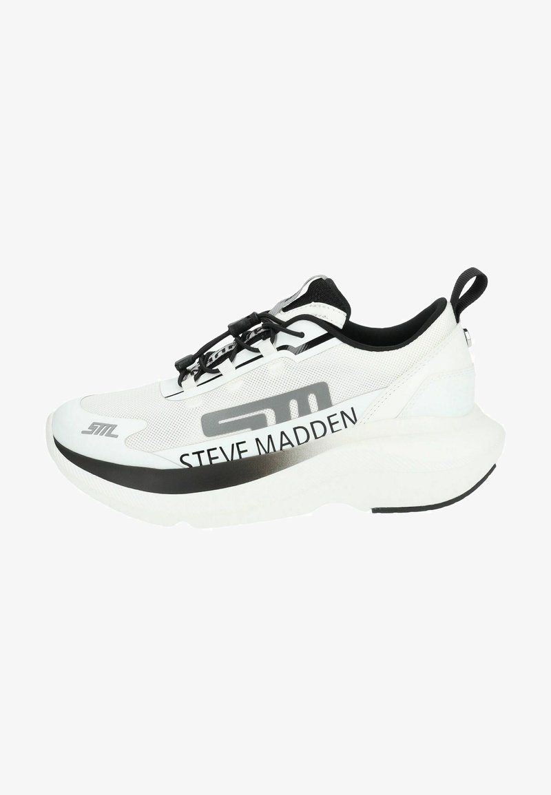 Bílé tenisky s černými akcenty a masivní podrážkou. Mají svrchní část z prodyšného materiálu, elastické tkaničky a značku 'STEVE MADDEN' na boku.