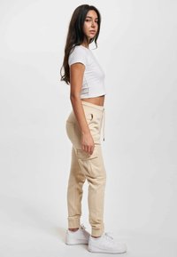 DEF GRETA - Verryttelyhousut - cream