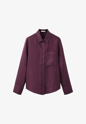 Langärmliges Hemd zum Knöpfen in Dunkelpflaume mit spitzem Kragen und Brusttasche, flach auf weißem Hintergrund liegend.