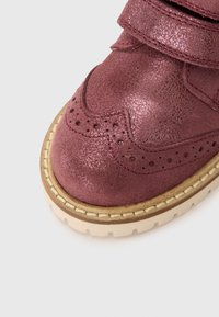 Burgundin kanssa glitterillä päällystetyt lasten kengät, joissa on tarranauha, rei'itettyjä yksityiskohtia ja kontrastivärinen beige kumipohja.