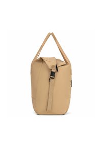 Borsa beige con una forma strutturata, realizzata in materiale resistente. Presenta una chiusura con pattina superiore, una tracolla regolabile e una tasca laterale per riporre oggetti.