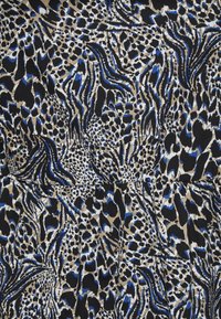 Tecido com padrão de estampa de leopardo apresentando desenhos ousados em preto, azul e bege, com texturas variadas; inclui superfícies suaves e detalhes intrincados.