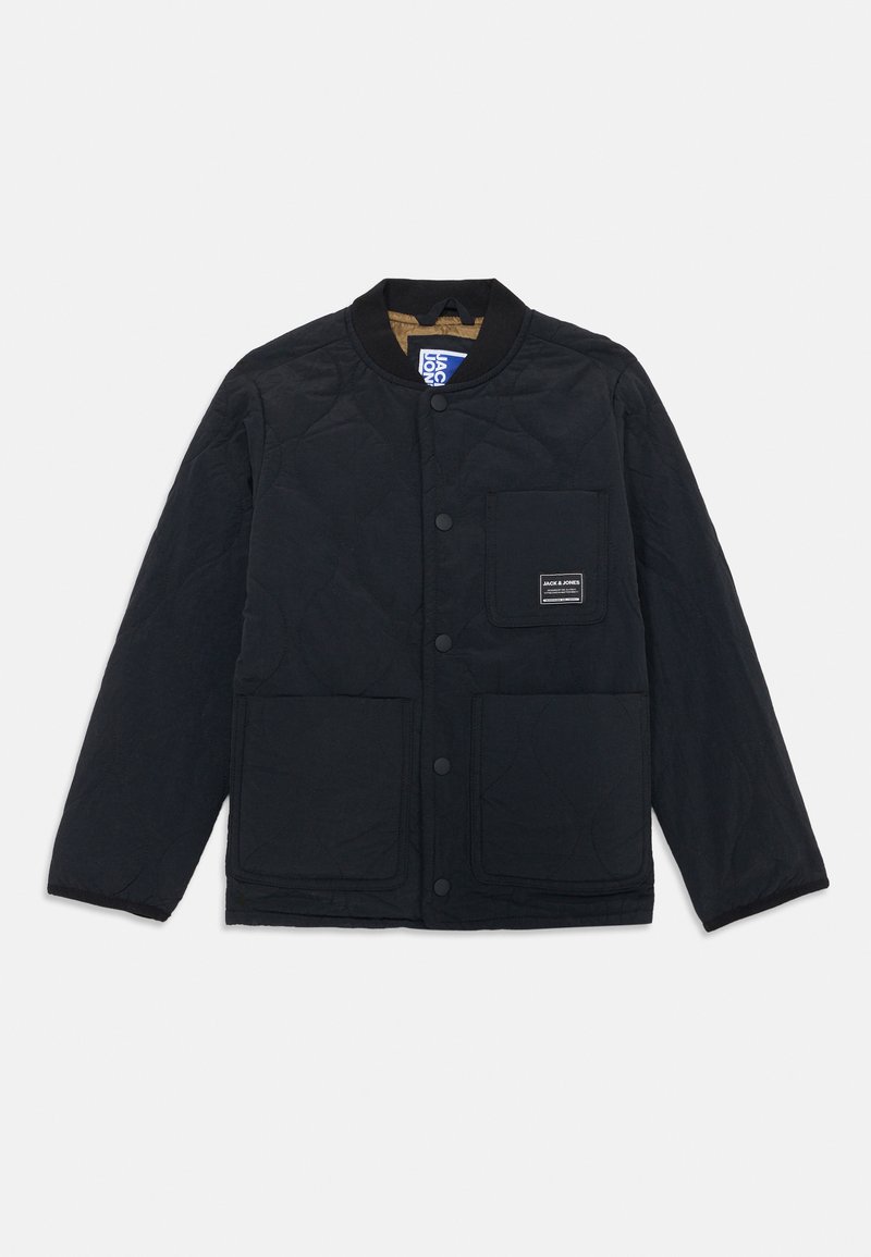 Svart quiltet jakke med rund krage, trykknapper, to frontlommer og et merke på brystet. Har en jevn tekstur og minimalistisk design.