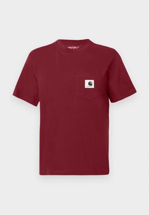Rotes T-Shirt mit kurzen Ärmeln aus Baumwolle, ausgestattet mit einer linken Brusttasche und einem weißen Logo-Patch. Mit Rundhalsausschnitt und lässiger Passform.
