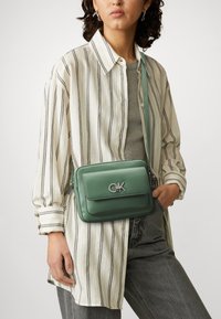 Calvin Klein RE LOCK CAMERA BAG - Borsa a tracolla - sea spray