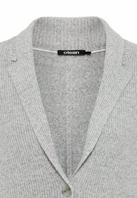 Grauer Cardigan mit geribbelter Textur, V-Ausschnitt und einem einzigen Knopfverschluss. Das Etikett zeigt das "olsen"-Label auf der Innenseite des Kragens.
