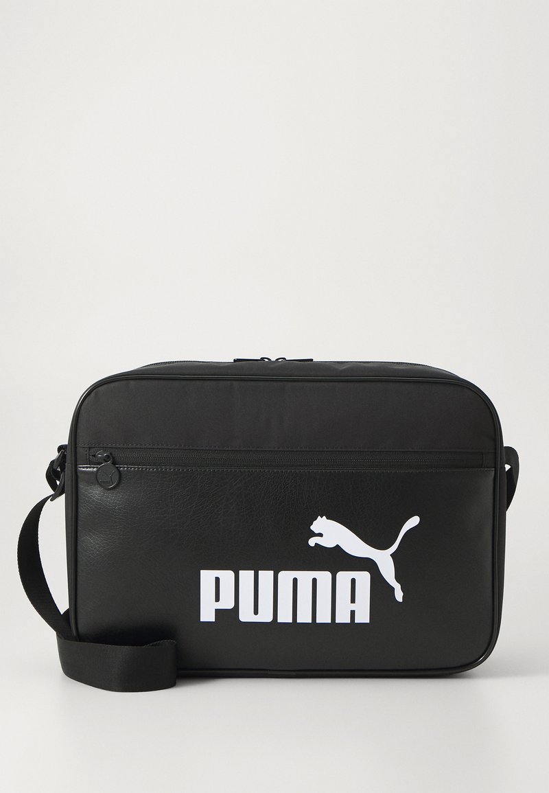 Borsa a tracolla in pelle nera con forma rettangolare, dotata di una tasca anteriore con zip e un grande logo bianco "PUMA" con un design di un gatto in salto.
