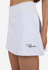 Valge seelik sileda kangaga, laia elastse vöökoha ja musta "Pegador" logoga hemmer. A-jooneline kuju plisseeringutega.