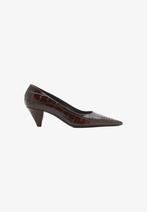 Décolleté marrone con punta appuntita, texture coccodrillo e tacco a cono basso. Fodera interna liscia e silhouette elegante. Progettato per un aspetto raffinato.