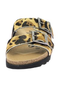Chancla de estampado de leopardo con dos hebillas ajustables de plata, una plantilla de corcho y una suela de goma negra texturizada.
