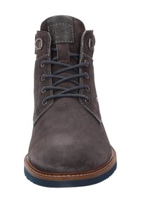 Stivale in suede grigio scuro con lacci, suola marrone e occhielli metallici, mostrato dalla vista frontale.