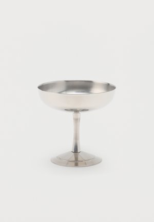 Ασημένιο μεταλλικό ποτήρι για επιδόρπιο ή σαμπάνιας με φαρδιά, ρηχή λεκάνη και στιβαρό στέλεχος σε επίπεδη βάση.