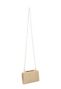 Gylden metal crossbody taske med en struktureret overflade, rektangulær form og en kædrem. Har en spændeåbning og et subtilt bølge mønsterdesign.