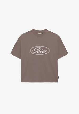 Camiseta de algodón marrón con mangas cortas y cuello redondo. Presenta el texto blanco "Prohibido" y cinco estrellas dentro de un diseño ovalado.