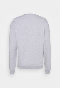 Sweat-shirt à manches longues gris clair avec poignets et ourlet côtelés, montré de dos sur un fond blanc.