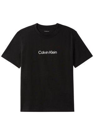 Zwart T-shirt met korte mouwen en ronde hals met wit "Calvin Klein" logo in het midden van de borst, weergegeven op een effen witte achtergrond.