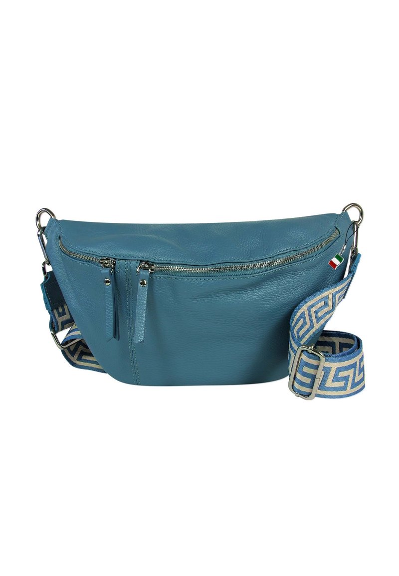 Een turquoise leren schoudertas met een rits aan de bovenkant, voorzien van een gestreepte geweven schouderband in blauwe, beige en donkerblauwe tinten.
