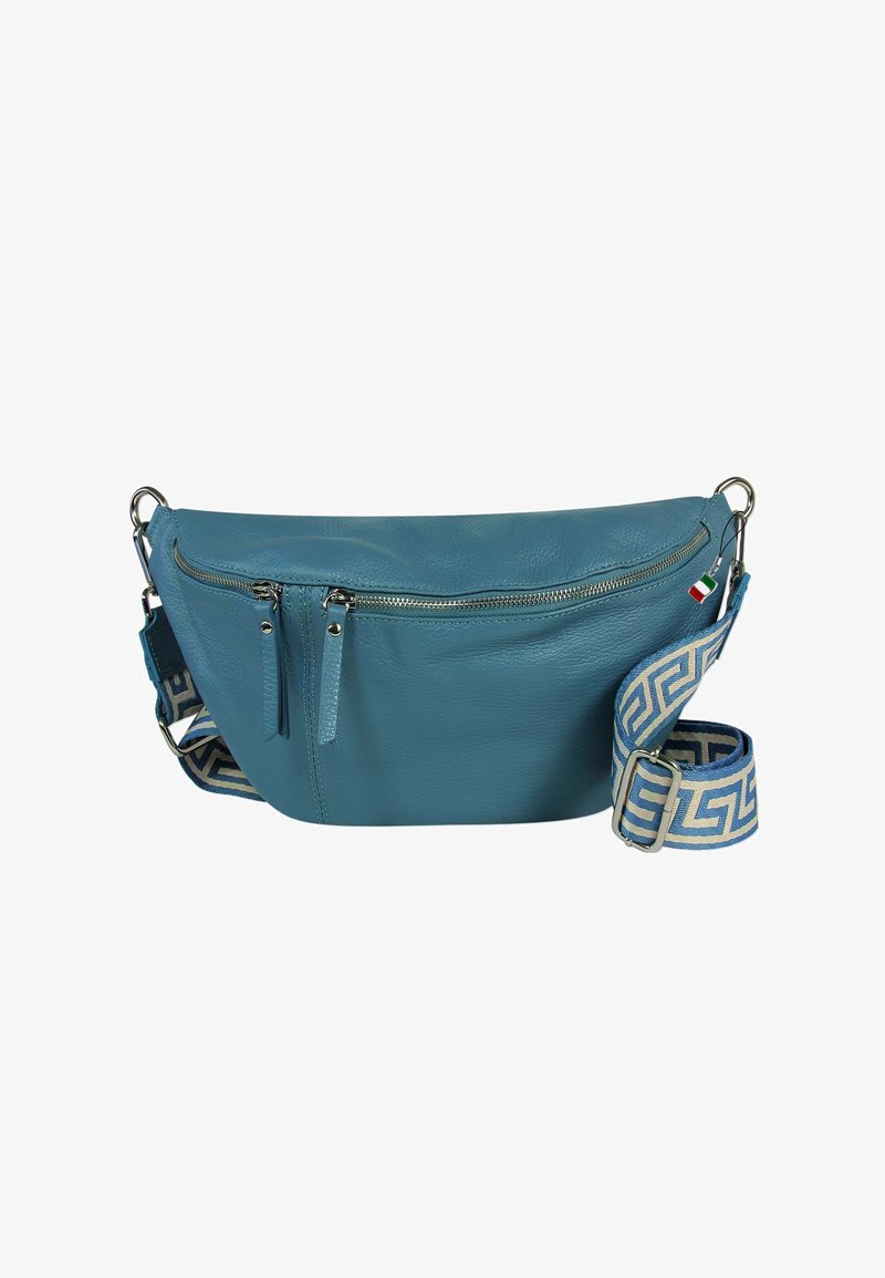 Een turquoise leren schoudertas met een rits aan de bovenkant, voorzien van een gestreepte geweven schouderband in blauwe, beige en donkerblauwe tinten.