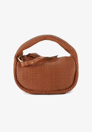 Sac à main en cuir marron tressé avec une forme arrondie, une surface texturée et une anse épaisse. Il est orné d'un pompon et de ferrures dorées.