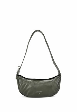 Borsa a spalla in pelle verde scuro con forma curva, chiusura a zip superiore e tracolla lunga, con piccolo logo bianco "Patrizia Pepe".