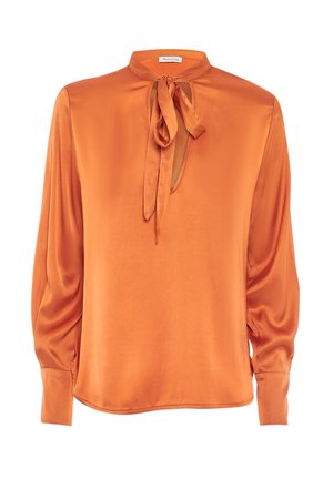 Orange Satinbluse mit hohem Kragen und Bindungsdetail, langen Puffärmeln und einem Frontschlitz. Glatte Textur, lockere Passform.
