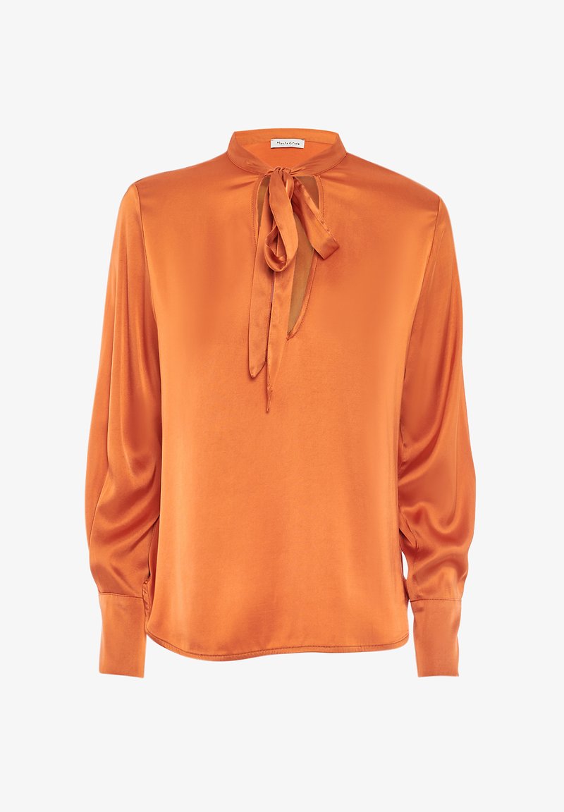 Orange Satinbluse mit hohem Kragen und Bindungsdetail, langen Puffärmeln und einem Frontschlitz. Glatte Textur, lockere Passform.
