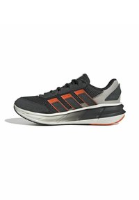 Chaussure de sport noire avec des accents orange, tige en mesh et semelle rembourrée. Présente un design à trois bandes et un renfort de talon contrastant.