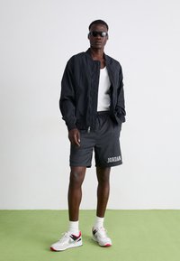 Jordan M J ESS STMT LTWT RNGD - Bomberjakke - black