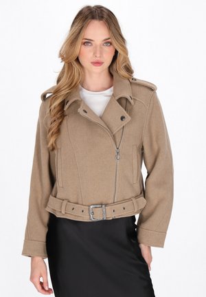 Giacca in misto lana beige con vita regolabile, tasche laterali e chiusura con zip. Presenta ampie revers e un design dal taglio rilassato.