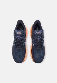 New Balance FRESH FOAM X MORE V4 - Sapatos para corrida em estrada - eclipse