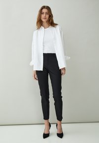 Minus MIDAYA PANTS 7/8 - Chinos tipa bikses - black